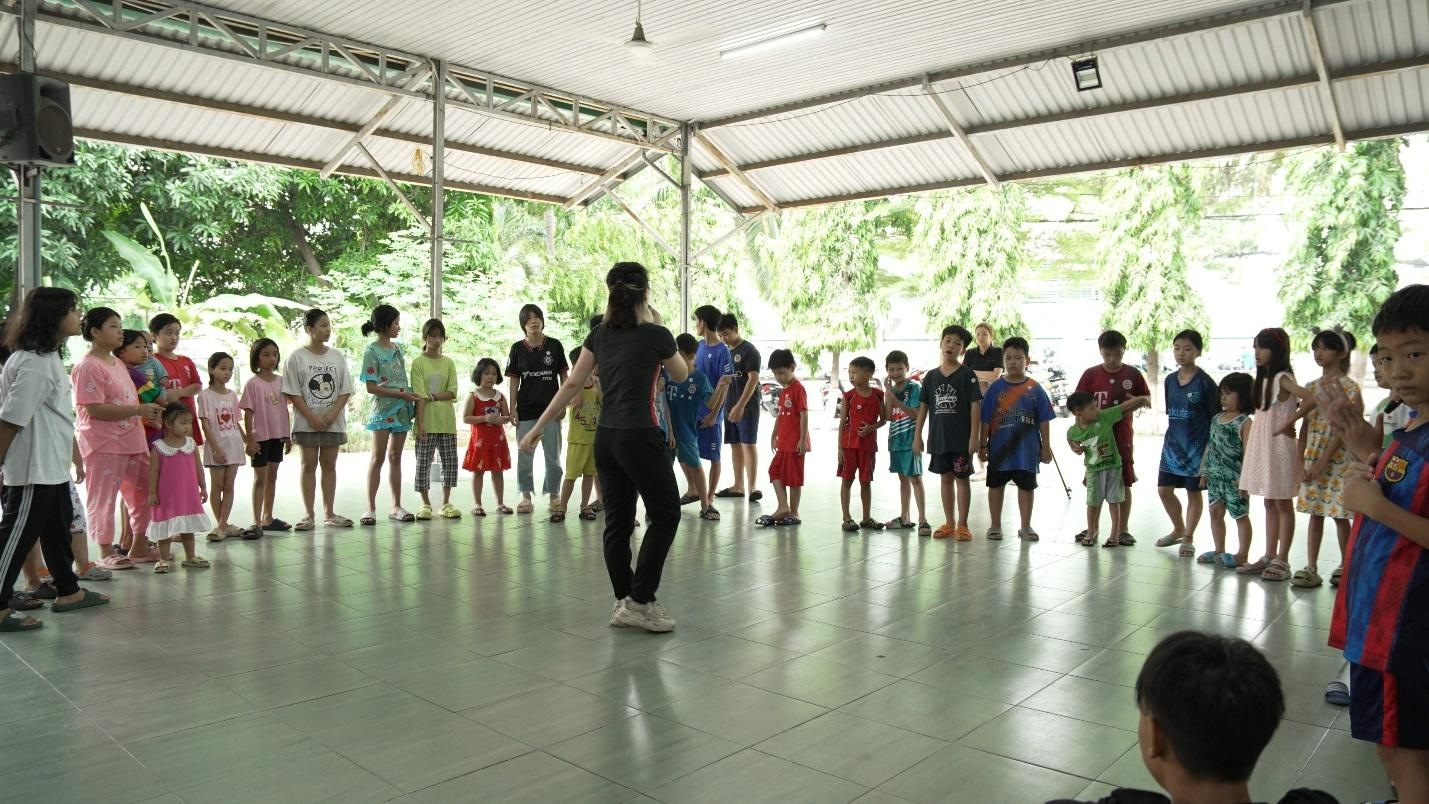 A group of children standing in a circle

Description automatically generated with low confidence