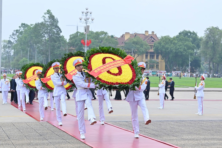 Lãnh đạo Đảng, Nhà nước vào Lăng viếng Chủ tịch Hồ Chí Minh nhân kỷ niệm 50 năm Ngày Giải phóng miền Nam, thống nhất đất nước- Ảnh 1.