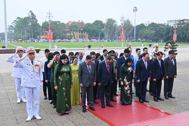 Lãnh đạo Đảng, Nhà nước vào Lăng viếng Chủ tịch Hồ Chí Minh nhân kỷ niệm 50 năm Ngày Giải phóng miền Nam, thống nhất đất nước- Ảnh 5.