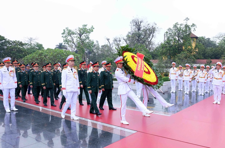 Lãnh đạo Đảng, Nhà nước vào Lăng viếng Chủ tịch Hồ Chí Minh nhân kỷ niệm 50 năm Ngày Giải phóng miền Nam, thống nhất đất nước- Ảnh 7.