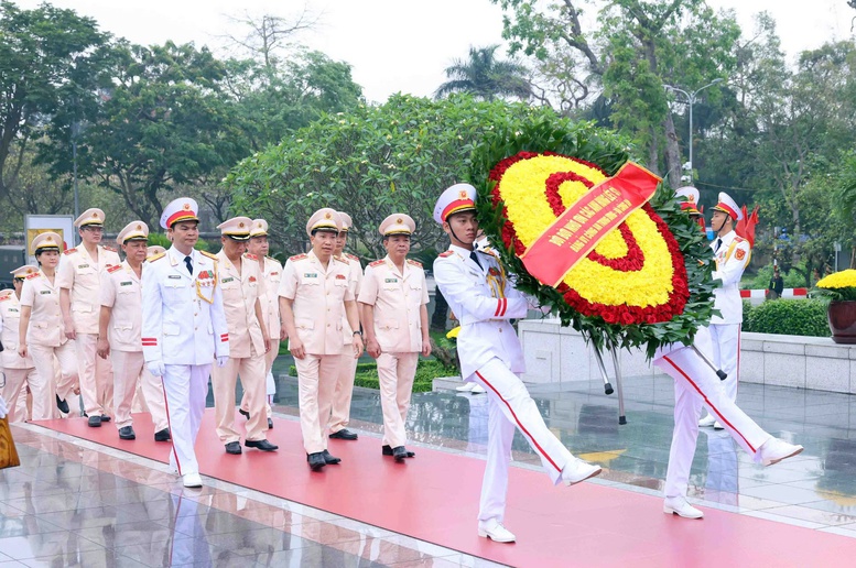 Lãnh đạo Đảng, Nhà nước vào Lăng viếng Chủ tịch Hồ Chí Minh nhân kỷ niệm 50 năm Ngày Giải phóng miền Nam, thống nhất đất nước- Ảnh 8.