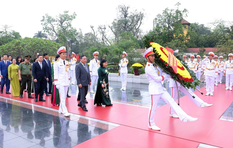 Lãnh đạo Đảng, Nhà nước vào Lăng viếng Chủ tịch Hồ Chí Minh nhân kỷ niệm 50 năm Ngày Giải phóng miền Nam, thống nhất đất nước- Ảnh 9.