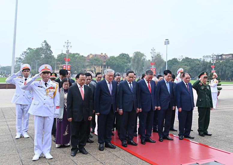 Lãnh đạo Đảng, Nhà nước vào Lăng viếng Chủ tịch Hồ Chí Minh nhân kỷ niệm 50 năm Ngày Giải phóng miền Nam, thống nhất đất nước- Ảnh 2.